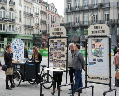 Bureau de la participation sauvage installation with onlookers.