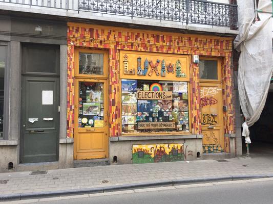 boutique avec affiches éléctorales animaux